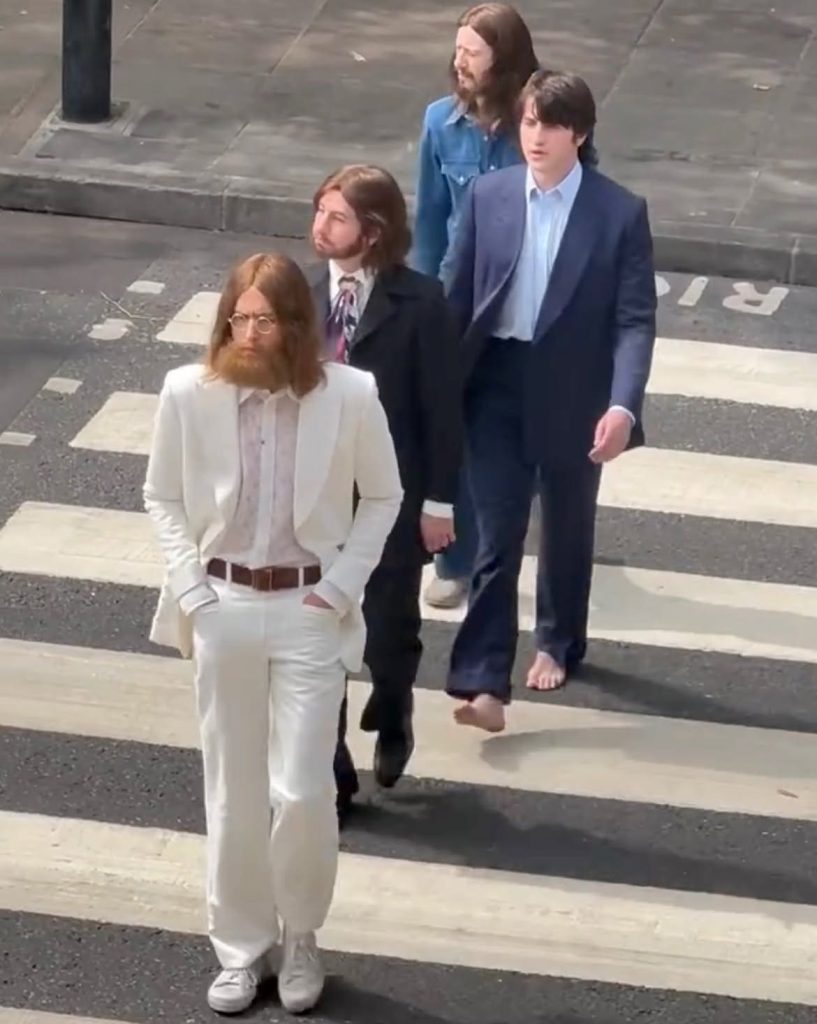 The Beatles "vuelven" a Abbey Road: el rodaje de las cuatro biopics llega a su punto más icónico.