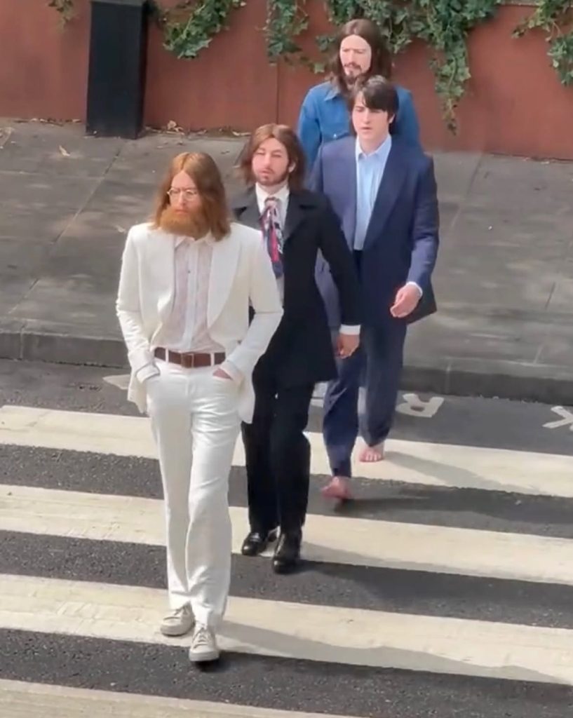 The Beatles "vuelven" a Abbey Road: el rodaje de las cuatro biopics llega a su punto más icónico.