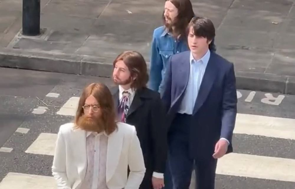 The Beatles “vuelven” a Abbey Road: el rodaje de las cuatro biopics llega a su punto más icónico.