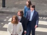 The Beatles “vuelven” a Abbey Road: el rodaje de las cuatro biopics llega a su punto más icónico.