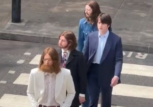The Beatles "vuelven" a Abbey Road: el rodaje de las cuatro biopics llega a su punto más icónico.