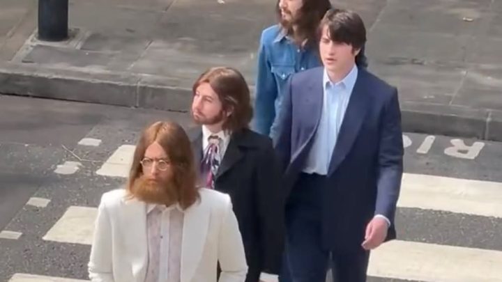 The Beatles “vuelven” a Abbey Road: el rodaje de las cuatro biopics llega a su punto más icónico.